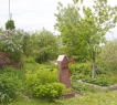 Печь-барбекю, скамейка для отдыха, искусственный прудик с мостиком, качели и место для бассейна – все готово для семейного отдыха.