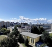 Просторна <strong>кухня - гостиная с </strong><strong>панорамным окном</strong> и выходом на балкон, ориентированным таким образом, чтобы Вы могли встречать рассвет и провожать закат, любуясь панорамой центра Казани.