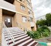В продаже 2-комнатная квартира 60 кв.м. в кирпичном доме 2013 года постройки.<br />Чистая, светлая, уютная квартира расположена на 2 этаже 17-этажного кирпичного дома в Московском районе по адресу ул. Декабристов, 89В.<br /><br />До центра города 5 минут на машине, до станций метро «Козья слобода» и «Яшьлек» 10 мин пешком.<br /><br /><strong>О квартире:</strong><br />- комнаты 15,9 и 11,6 кв.м.<br />- просторная кухня правильной формы со встроенным гарнитуром и техникой 16 кв.м.<br />- санузел совмещен в кафеле, установлен водонагреватель, стиральная машина<br />- лоджия обшита и застеклена<br />- в квартире хороший ремонт в светлых тонах.<br /><br /><strong>О доме:</strong><br />- дом 2013 года постройки<br />- закрытая территория<br />- наземная парковка<br /><br /><strong>Об инфраструктуре:</strong><br />- остановка общественного транспорта в 2-х минутах ходьбы<br />- рядом гимназия №12, школа №135, три детских сада<br />- в шаговой доступности ТРЦ "Тандем", множество магазинов, ДК Химиков и «Сосновая Роща»<br /><br /><strong>О документах:</strong><br />- один взрослый собственник<br />- более 5 лет в собственности<br />- квартира без долгов и обременений<br />- проходит по ипотеке<br />- свободна от проживания.<br /><br /><br />Рядом находятся улицы: М.