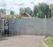 За газоном и деревьями ухаживает садовник.<br /><br />Альтернатива поселкам Зелёный бор, Песчаные Ковали, Вороновка, Петровский, Усады, Столбище.<br /><br />Звоните, будем рады ответить на Ваши вопросы.<br /><br />С уважением, ваш гид в мире недвижимости, Марсель Идиатуллин.<br /><br />АН «МЕГАЛИТ» основано в 2004 году, 22 года опыта на Вашей стороне.