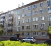 <div>Продается уютная 2-комнатная квартира в тихом зеленом районе Ново-Савиновского района г. Казани!</div><br />Идеальный вариант для тех, кто ценит комфорт, удобство и продуманную инфраструктуру.<br />Квартира площадью 46,30 м² расположена на комфортном 2-м этаже кирпичного 5-этажного дома — в одном из самых зеленых и благоустроенных районов города.<br /><br /><strong>Почему именно эта квартира?</strong><br /><br />Удачная планировка: <strong>просторная кухня-гостиная общей площадью 25 м²</strong> с выходом на балкон, <strong>спальня 10,5 м² с гардеробной</strong> — идеальное решение для современной семьи;<br /><br />Интересный проект — пространство продумано до мелочей, чтобы в квартире было уютно и функционально;<br /><br />Почти вся мебель и техника остаются новому владельцу.<br /><br />Классический ремонт — квартира в отличном состоянии, можно заезжать и жить сразу, без лишних затрат;<br /><br />Уютный двор и тихие соседи.<br /><br /><strong>Инфраструктура, которая вас порадует:</strong><br /><br />Детские сады №254, №250; школы №43, №31 и престижный инженерный лицей-интернат, поликлиники и аптеки — всё рядом, удобно для семей с детьми;<br /><br />Для отдыха и развлечений в шаговой доступности— Парк Победы, ТРК «Парк Хаус», спорткомплексы «Акварена», «Ватан» и футбольно-регбийный манеж «Искандер» — спорт, шопинг и прогулки в одной локации!<br /><br /><strong>Транспортная доступность:</strong><br /><br />Удобная транспортная развязка, остановки автобусов в нескольких минутах ходьбы от дома, до метро — всего 2 остановки, до центра города — 10–15 минут;<br /><br />Рядом ул. Гагарина, ул.Ибрагимова, ул.Восстания, ул. М.Чуйкова, пр.