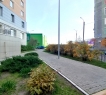 При продаже остается вся мебель и техника: встроенный кухонный гарнитур, варочная панель, холодильник, духовой шкаф, двуспальная кровать, шкафы.<br />            <br />       Дом расположен в самой востребованной и престижной локации Ново-Савиновского района, объединяющий современный ритм мегаполиса и комфорт развитой инфраструктуры.