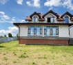 Первый этаж занимают просторная кухня-гостиная 81,1 кв.м.с видовыми  витражными окнами с панорамным видом на лес и озеро.