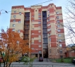 Полы- ламинат, санузел в кафеле, выделена зона спальни.
