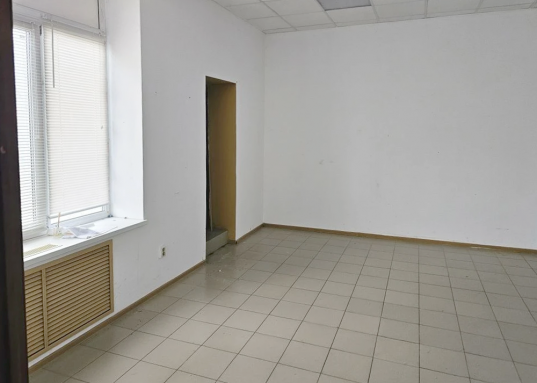 Сдаю в долгосрочную аренду торговое помещение с высоким автомобильным и пешеходным трафиком!<br /><br /><strong>Помещение общей площадью 174.8 кв.м. расположено на границе Московского и Кировского районов по адресу ул. Восстания, д. 92.</strong><br /><br />Помещение находится на 1-ом этаже нежилого здания, возведенного на 1-ой линии одной из самых высокооживленных проезжих частей г. Казани.