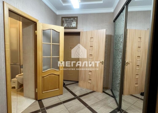 Сдается трехкомнатная  квартира, общей площадью 116 кв.м. К.Маркса,3
 Малоквартирный  дом с индивидуальным отоплением в самом сердце Казани у подножья Кремля.