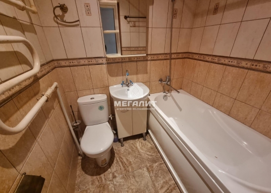 Пластиковые окна, чугунные батареи, фильтры для питьевой воды, кондиционер, гладильная доска, утюг, вся посуда.