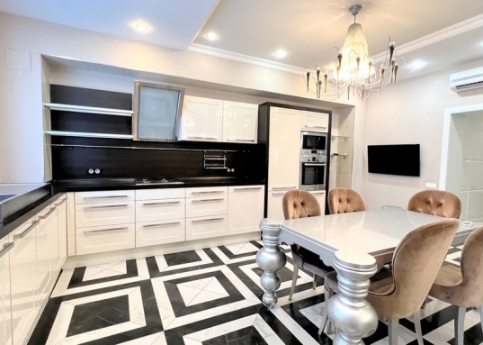 Продается четырехкомнатная квартира, общей площадью 219,5 кв.м. в малоквартирном элитном доме с индивидуальным отоплением, в самом сердце Вахитовского района по ул. Зои Космодемьянской, д. 17.