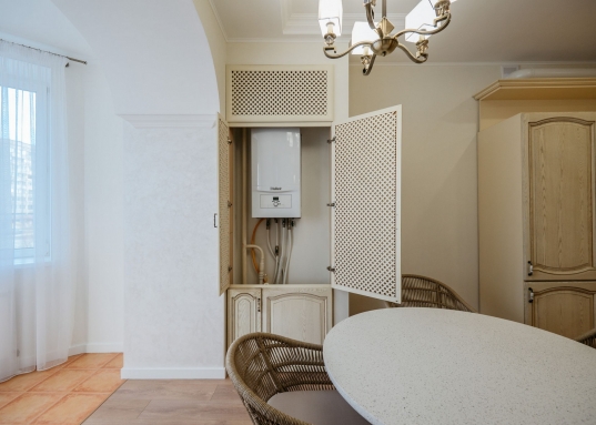 Квартира укомплектована мебелью и техникой (вплоть до робота-пылесоса).