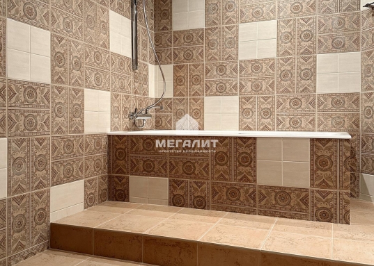 Каждый элемент интерьера подчёркивает изысканный вкус и внимание к деталям:</p><ul><li><p><strong>Полы:</strong> бамбуковый паркет и плитка с системой подогрева — тепло и комфорт в любое время года.</p></li><li><p><strong>Санузлы:</strong> отделка плиткой ручной формовки — эксклюзивная роскошь в каждой детали.</p></li><li><p><strong>Мебель и двери:</strong> массив от итальянских брендов <strong>Turri</strong> и <strong>Buscontti</strong> с элементами декора, покрытыми сусальным золотом.</p></li><li><p><strong>Освещение:</strong> люстры <strong>Swarovski</strong> с кристаллами и полудрагоценными камнями — сияние, достойное королевских покоев.</p></li></ul><h4>Преимущества локации</h4><ul><li><p><strong>Центр власти и бизнеса:</strong> в двух шагах от Госсовета РТ и Кабинета Министров — идеально для тех, кто ценит близость к ключевым государственным и деловым объектам.</p></li><li><p><strong>Респектабельные соседи:</strong> жилой комплекс привлекает людей высокого статуса — бизнесменов и представителей госслужбы.</p></li><li><p><strong>Инфраструктура:</strong> в окружении лучшие рестораны, бутики и культурные учреждения Казани.<br /><br /></p></li></ul><p>Представьте, как вы:</p><ul><li><p>начинаете утро с чашечки кофе на просторной кухне, наслаждаясь тишиной и уютом;</p></li><li><p>принимаете гостей в гостиной, где каждая деталь говорит о вашем безупречном вкусе;</p></li><li><p>возвращаетесь домой после насыщенного дня и паркуетесь в подземном гараже, не беспокоясь о поиске места;</p></li><li><p>проводите вечера в кругу семьи, зная, что живёте в самом сердце города, где всё под рукой.</p></li></ul><p>Эта квартира — не просто недвижимость, а <strong>инвестиция в ваш комфорт и статус</strong>.