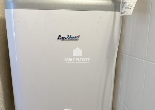 езды.<br /><br />О ДОМЕ:<br />Дом с пристроем представлен кухней, просторной гостиной и 4 спальнями (одна из них летняя - на веранде), санузлом. <br />Газовое отопление, вода - скважина, канализация - выгребная яма. <br />Выполнен косметический ремонт.<br /><br />ОБ УЧАСТКЕ:<br />Форма участка - квадрат.<br />Имеется баня, хоз.