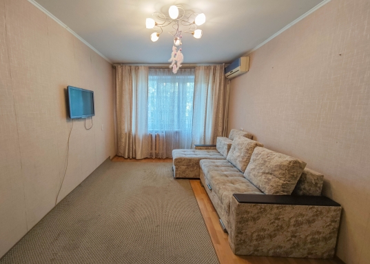 Сдаётся однокомнатная квартира в Ново-Савиновском районе, по ул. Адоратского 27Б.<br />Общая площадь 33 кв.м.<br />Вся мебель и техника для комфортного проживания в квартире есть.<br />Кухня:<br />- микроволновая печь<br />- духовой шкаф<br />- электрический чайник<br />- холодильник<br />- обеденный стол и стулья<br />Зал :<br />- встроенный шкаф-купе ( письменный стол встроен)<br />- раскладной диван<br />- кондиционер<br />Санузел в плитке имеется стиральная машина и большое зеркало.<br />Дом находится на пересечении улиц Маршала Чуйкова и Адоратского в тихом бесшумном месте,<br />в шаговой доступности остановка наземного транспорта "Роддом -1".<br />Множество детских садов и школ:<br />- ​Детский сад №86 комбинированного вида "Красная шапочка"<br />- ​Детский сад №393 комбинированного вида "Задоринка"<br />- Детский сад "Гномик"<br />- Детский сад №129 комбинированного вида "Улыбка" и многие др.<br />- Средняя общеобразовательная русско-татарская школа №103 <br />- Средняя общеобразовательная школа №132 с углубленным изучением иностранных языков<br />- Средняя общеобразовательная татарско-русская школа №113 с углубленным изучением отдельных предметов им. Героя России М.Р.