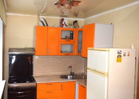 <div>Продается уютная 2-комнатная квартира в тихом зеленом районе Ново-Савиновского района г. Казани!</div><br />Идеальный вариант для тех, кто ценит комфорт, удобство и продуманную инфраструктуру.<br />Квартира площадью 46,30 м² расположена на комфортном 2-м этаже кирпичного 5-этажного дома — в одном из самых зеленых и благоустроенных районов города.<br /><br /><strong>Почему именно эта квартира?</strong><br /><br />Удачная планировка: <strong>просторная кухня-гостиная общей площадью 25 м²</strong> с выходом на балкон, <strong>спальня 10,5 м² с гардеробной</strong> — идеальное решение для современной семьи;<br /><br />Интересный проект — пространство продумано до мелочей, чтобы в квартире было уютно и функционально;<br /><br />Почти вся мебель и техника остаются новому владельцу.<br /><br />Классический ремонт — квартира в отличном состоянии, можно заезжать и жить сразу, без лишних затрат;<br /><br />Уютный двор и тихие соседи.<br /><br /><strong>Инфраструктура, которая вас порадует:</strong><br /><br />Детские сады №254, №250; школы №43, №31 и престижный инженерный лицей-интернат, поликлиники и аптеки — всё рядом, удобно для семей с детьми;<br /><br />Для отдыха и развлечений в шаговой доступности— Парк Победы, ТРК «Парк Хаус», спорткомплексы «Акварена», «Ватан» и футбольно-регбийный манеж «Искандер» — спорт, шопинг и прогулки в одной локации!<br /><br /><strong>Транспортная доступность:</strong><br /><br />Удобная транспортная развязка, остановки автобусов в нескольких минутах ходьбы от дома, до метро — всего 2 остановки, до центра города — 10–15 минут;<br /><br />Рядом ул. Гагарина, ул.Ибрагимова, ул.Восстания, ул. М.Чуйкова, пр.
