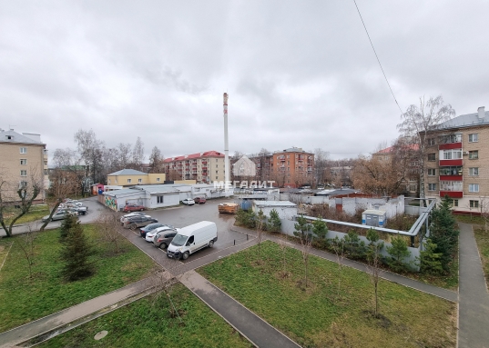 Квартира принадлежит взрослым собственникам, без долгов, обременений и занижений!<br /><br />Рядом с домом расположены детские сады, школа, высшие учебные заведения, что сделает проживание с детьми еще более комфортным. А именно лицей 110, школа 142, КНИТУ им.А.Н.Туполева-КАИ. <br /><br />Транспортная доступность также радует - будет удобно добираться в любые районы города.