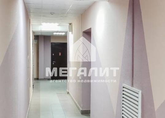 Предлагаем купить 2-х комнатную квартиру в ЖК «Видный» по ул. Г.Баруди д. 4 (Кировский район).<br />​​​​​​​<br /><em><strong><span style="text-decoration:underline;">О преимуществах квартиры:</span></strong></em><br />- не угловая и не торцевая, теплая и светлая<br />- общая площадь квартиры 53,1 кв.м, без лоджии 48,3 кв.м<br />- изолированные комнаты: 17,7 кв.м и 9,5 кв.м<br />- квадратная кухня 9,5 кв.м с выходом на застекленную лоджию с панорамным остеклением<br />​​​​​​​​​​​​​​- имеется еще одна лоджия с выходом  из гостиной, также с панорамным остеклением<br />- большой раздельный санузел, есть возможность установить еще один унитаз в ванной комнате<br />- просторная прихожая 6,6 кв.м<br />- остается кухонный гарнитур, мебель и техника по договоренности<br /><br /><em><strong><span style="text-decoration:underline;">О доме и инфраструктуре:</span></strong></em><br />- монолитно-кирпичный дом с чистыми подъездами<br />- 2016 год постройки<br />- в подъезде 2 лифта: грузовой и пассажирский<br />- на 1-ом этаже имеется колясочная для хранения велосипедов и детских колясок<br />- благоустроенный двор с детской игровой площадкой и зонами отдыха<br />- великолепное озеленение придомовой территорий декоративными кустарниками и цветами<br />- рядом множество школ и детских садов<br />- до центра города 15 минут на авто<br />- остановка автобуса в 3-х минутах ходьбы<br />- ТЦ Ягодная слобода, круглосуточный магазин SРАR, ТЦ Московский<br /><br /><em><strong><span style="text-decoration:underline;">О документах:</span></strong></em><br />- 1 взрослый собственник<br />- без занижений и обременений<br />- проходит по ипотеке<br />- чистая продажа<br /><br />Рядом расположены улицы: Фрунзе, Болотникова, Серова, Кулахметова, Вахитова, Большая Крыловка, Восстания, Краснококшайская.<br /> ​​​​​​​<br />Звоните, покажем в удобное для Вас время.<br /><br /><em><strong>С уважением, ваш гид в мире недвижимости, Эльмира Шайдуллина.</strong></em><br /><em><strong>АН «МЕГАЛИТ» основано в 2004 году.