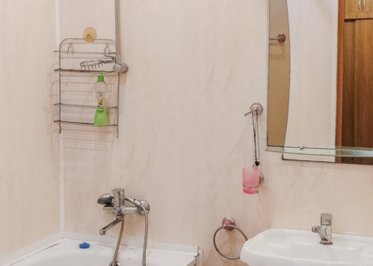 Продается 1-комнатная квартира на 5-ом этаже по ул. Абсалямова д. 28 (Ново-Савиновский район).<br /><br /><strong><em>О преимуществах квартиры:</em></strong><br />- не угловая, вид из окна на бульвар «Белые цветы»<br />- общая площадь квартиры 34,8 кв.м, без лоджии 33,7 кв.м<br />- кухня правильной формы 9,1 кв.м с выходом на застекленную лоджию<br />- совмещенный санузел 3,1 кв.м<br />- в прихожей имеется удобное место для гардеробного шкафа<br />- просторный закрытый тамбур на 3 квартиры<br />- в квартире все остается<br />- ремонт можно сделать по своему вкусу<br /><br /><em><strong>О доме и инфраструктуре:</strong></em><br />- дом с идеально чистым подъездом и новой входной группой<br />- 2001 года постройки<br />- новый лифт<br />- благоустроенный двор с детской площадкой<br />- рядом детские сады и престижные школы<br />- парки и скверы для прогулок и отдыха<br />- до метро «Козья Слобода» 12 минут пешком<br />- до остановок общественного транспорта 5 минут пешком<br />- рядом ТЦ Парк Хаус, Парк Победы, ТЦ Тандем, набережная Казанки, Чаша, Лемана Про, Татнефть арена, РК Ривьера – все в шаговой доступности<br /><br /><em><strong>О документах:</strong></em><br />- 1 взрослый собственник<br />- без занижений и обременений<br />- проходит по ипотеке<br />- чистая продажа<br /><br />Рядом расположены улицы: Чистопольская, Мусина, Меридианная, Четаева, Сибгата Хакима, Ямашева, Амирхана.<br /><strong>Звоните, покажем в удобное для Вас время.</strong><br /><br /><em><strong>С уважением, ваш гид в мире недвижимости, Эльмира Шайдуллина.<br />АН «МЕГАЛИТ» основано в 2004 году.