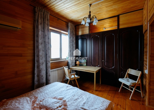 Матюшино прямо на берегу матушки Волги Вы найдете то, о чем мечтали!<br /><br />Дом построен в 2006 году, есть баня, гараж, теплица, летняя кухня с зоной барбекю, выполнено полное благоустройство участка: брусчатка, большое количество декоративных и плодовых деревьев: сосны, ели, кедры, разнообразие можжевельников и туй, яблони, груши, вишни, 6 сортов винограда и многое другое будут радовать Вас каждое лето!<br /><br /><strong><span style="text-decoration:underline;">О доме:</span></strong><br /><br />Год постройки: 2006<br />Площадь 200,6 м2<br />Материал стен: кирпич<br />Фундамент: блочный<br />Количество этажей: 2<br />Количество спален: 5<br />Коммуникации: отопление: индивидуальный газовый котел с насосом, электричество: 380 Вольт, вода: артезианская скважина.<br />Внутренняя отделка: различные сорта древесины - лиственница, сосна, дуб и тд.<br /><br />Дом полностью экологичен, каким и должен быть качественный дом для жизни на природе!<br />Великолепные видовые характеристики в любое время года: летом - бескрайние просторы Волги и щебет птиц, зимой - настоящая Новогодняя сказка!<br /><br /><strong><span style="text-decoration:underline;"> Об участке:</span></strong><br /><br />Площадь участка: 16,27 сот.<br />Участок расположен в 300 метрах от берега Волги.