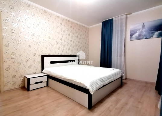 <strong>      Предлагаю купить просторную трехкомнатную квартиру в кирпичном доме в центре Авиастроительного района в 500 метрах от ст.