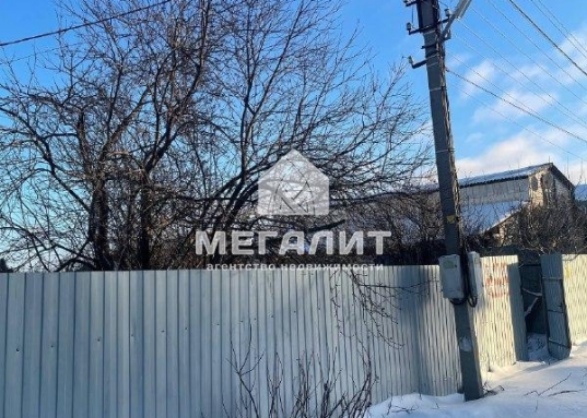 Кадышево, г. Казань, по адресу ул. Татарстан, 8А</strong>. <br /><br /><strong>Главное преимущество этого участка – полная готовность к строительству:</strong><br />• <strong>Асфальтированная дорога</strong> прямо до участка – забудьте о грязи и разбитых дорогах, комфортный подъезд в любую погоду.<br />• <strong>Электричество</strong> – подключение без проблем.<br />• <strong>Газ</strong> – возможность подведения к дому для отопления и бытовых нужд.<br />• <strong>Центральное водоснабжение</strong> – чистая вода всегда доступна.<br /><strong>ВОЗМОЖНО ПРИОБРЕТЕНИЕ ЕЩЕ 2х СОТОК У СОСЕДЕЙ!</strong><br /><br /><strong>Особенности участка:</strong><br />• <strong>Кадастровый номер:</strong> 16:50320114:23.