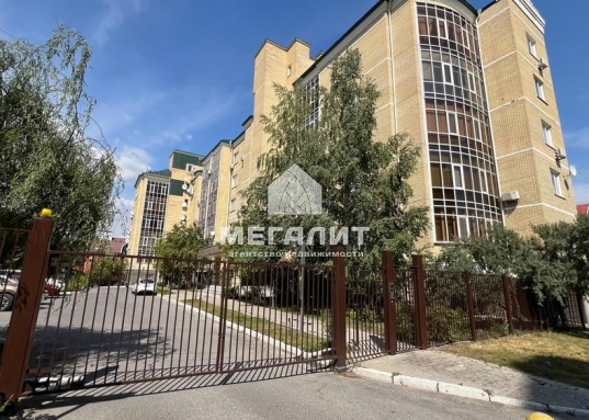 Сдается стильная четырехкомнатная квартира, общей площадью 219,5 кв.м. в малоквартирном элитном доме с индивидуальным отоплением в самом сердце Вахитовского района по ул. Зои Космодемьянской, д. 17.