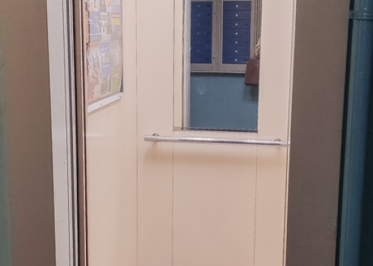 В квартире имеется: кондиционер, стиральная машина, холодильник, микроволновая печь, встроенный в раковину фильтр для воды, посуда, вся необходимая мебель.<br /><br />Аренда 30 000 рублей в месяц + коммунальные услуги.