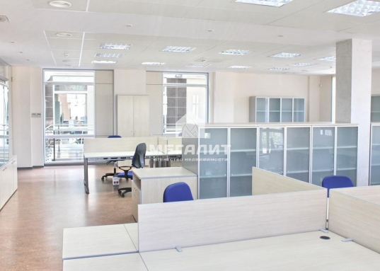 На уровне второго этажа размещается зона рекреации с зимним садом. Верх атриума венчает стеклянный «купол», установленный на крыше здания.<br /><br />• Внутренняя отделка выполнена по европейскому дизайнерскому проекту с использованием материалов премиум-класса.