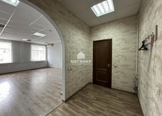 <strong>Хотите снять в долгосрочную аренду офис у станции метро?</strong><br /><br />Сдаю офисное помещение в бизнес-центре, расположенном в самом центре г. Казани (Вахитовский район) по адресу ул. Островского, 67.<br /><br />Бизнес-центр расположен в 5-минутной шаговой доступности от станции метро "Площадь Тукая", ТРЦ "Кольцо" и остановок общественного транспорта.<br /><br />Помещение площадью 70,7 кв.м. находится на 4-ом этаже, имеется лифт.