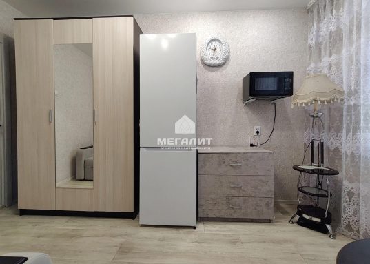 В коридоре есть свое приспособленное место под хозяйственную зону.<br />Ипотека или материнский капитал – это прекрасные варианты для приобретения данного жилья.<br /><br />Рядом с домом расположены все необходимые объекты инфраструктуры: остановки общественного транспорта, магазины, пвз, детский сады №40 комбинированного вида, гимназия №175, МАКДОНАЛДС в непосредственной близости, поликлиники, площадка для выгула собак, парк для совместных прогулок Акташ, спортивный комплекс Мирас и другие учреждения.