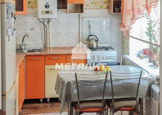 Предлагаем купить 2-х комнатную квартиру в центре Московского района по ул. Восстания д. 87.<br /><span style="text-decoration:underline;"><em><strong>О преимуществах квартиры:</strong></em></span><br />- не угловая и не торцевая, теплая и светлая<br />- окна выходят во двор<br />- общая площадь квартиры 43 кв.м, без лоджии 42,4 кв.м<br />- изолированная спальня 12,9 кв.м, гостиная 16,5 кв.м с выходом на застекленный балкон<br />- кухня правильной формы 5,7 кв.м соединена с гостиной<br />- удобный санузел с душевой кабиной<br />- в прихожей имеется встроенная гардеробная<br />- остается кухонный гарнитур, мебель и техника по договоренности<br />- перепланировка в квартире узаконена<br /><br /><span style="text-decoration:underline;"><em><strong>О доме и инфраструктуре:</strong></em></span><br />- кирпичный дом с отремонтированными чистыми подъездами<br />- рядом множество школ и детских садов<br />- остановка автобуса в 3-х минутах ходьбы<br />- до метро 20 минут пешком<br />- в шаговой доступности ТЦ «Моки», супермаркет «Перекресток», магазины, аптеки и вся необходимая инфраструктура<br />- рядом расположен парк им. Урицкого, сквер «Васильченко» для прогулок с детьми и семьей<br />- удобная транспортная развязка<br /><br /><span style="text-decoration:underline;"><em><strong>О документах:</strong></em></span><br />- 1 взрослый собственник<br />- без занижений и обременений<br />- проходит по ипотеке<br /><br />Рядом расположены улицы: Декабристов, Ибрагимова, Кулахметова, Шамиля Усманова, Горьковское шоссе, Баруди, Восход.<br /><strong>Звоните, покажем в удобное для Вас время.<br /><br />С уважением, ваш гид в мире недвижимости, Эльмира Шайдуллина.<br />АН «МЕГАЛИТ» основано в 2004 году.