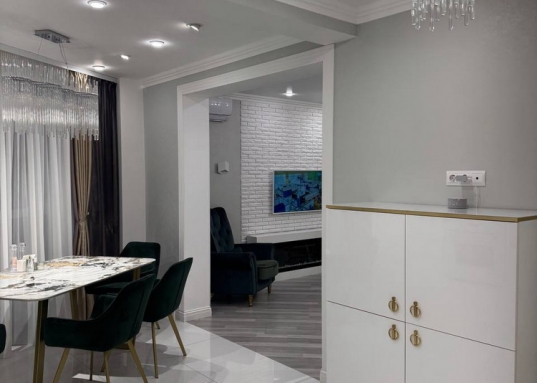 Удобная, продуманная планировка квартиры:  кухня-столовая, гостиная, спальня, уютная детская комната, просторный холл, два санузла с душевой и ванной.