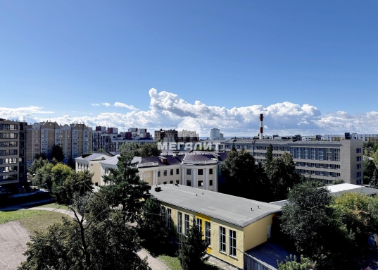 Просторна <strong>кухня - гостиная с </strong><strong>панорамным окном</strong> и выходом на балкон, ориентированным таким образом, чтобы Вы могли встречать рассвет и провожать закат, любуясь панорамой центра Казани.