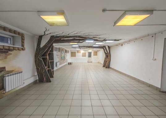 <em><strong>Снять в аренду помещение свободного назначения в Вахитовском районе г.Казани.</strong></em><br /> <br />​​​​​​​Ищете идеальное место для развития своего дела?<br />Мы предлагаем аренду светлое и просторное помещение, общей площадью 200 квадратных метров, расположенного на цокольном этаже 3х этажного здания. <br /><br /><strong>✅</strong> <strong>Высота потолков - 3 метра</strong> – здесь дышится свободно и приятно работать, так же интерьер выглядит более открытым и воздушным.<br /><strong>✅</strong> <strong>Автономное отопление</strong> позволит поддерживать оптимальную температуру круглый год.<br /><strong>✅</strong> <strong>Планировка</strong>:<br />Пространство уже разделено на зоны: есть <strong>зона ресепшн</strong>, два удобных кабинета размером <strong>85 кв.м. и 51 кв.м</strong>., а также дополнительное помещение площадью <strong>16 кв.м</strong>.