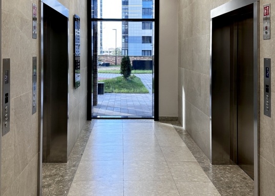 Самая редкая и самая ценная планировка во всем ЖК:<br />                  - <strong>окна входят на разные стороны</strong>, что способствует естественной вентиляции воздуха,<br />                  -<strong> ванная комната с окном</strong> - мечта многих, доступная единицам,<br />                  - укомплектованная и эргономичная <strong>гардеробная</strong>,<br />                  - <strong>приватность пространства</strong> (жилая зона не просматривается при открывании входной двери),<br />                  - <strong>перспектива из окон</strong>, Ваш взгляд не упирается в окна соседнего дома, что способствует стимуляции творческого начала и креативного мышления<br />​​​​​​​3.