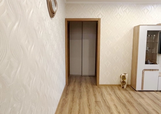 В шаговой доступности остановки общественного транспорта: Ямашева,, Бондаренко, Чистопольская, ТЦ "Тандем"и другие, а так же многочисленные школы, детские сады, магазины, аптеки и все что необходимо для повседневной жизни.