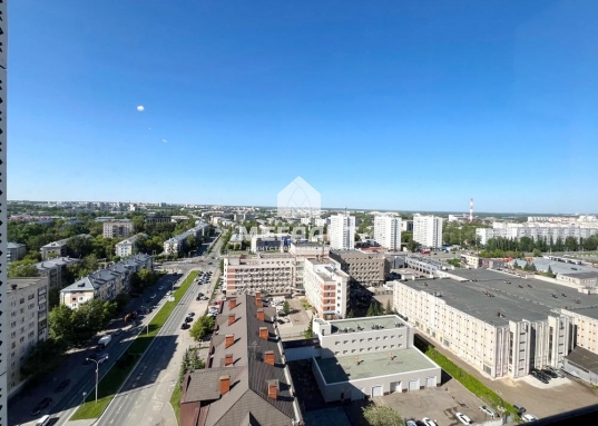 <strong>В продаже 3-комнатная квартира 72,6 кв.м. в жилом комплексе бизнес класса «Норвежский»</strong>.<br />Стильная, светлая, уютная квартира расположена на 17 этаже 22-этажного дома в Ново-Савиновском районе по адресу ул.Короленко, д.28Б.<br />Теплая квартира-распашонка с 2 большими балконами по 4 кв.м. с панорамными окнами, с которых можно наблюдать прекрасные виды на город.<br /><br /><strong>О квартире:</strong><br />- общая площадь с учетом балконов 75,2 кв.м.<br />- уютная кухня-гостиная 23,5 кв.м<br />-2 изолированные спальни 14 и 10 кв.м.<br />- пластиковые окна<br />- натяжные потолки<br />- вместительная гардеробная с подсветкой и датчиками движения<br />- увеличенные дверные проемы и двери высотой 2,4м<br />- встроенная мебель с фурнитурой Blum<br />- кондиционеры Electrolux с блоками Toshiba<br />- ламинат швейцарского бренда krone<br />- теплые полы в ванной, душевой и коридоре.<br />- проточный нагреватель<br />- датчики затопления с электрозадвижками Bugatti<br />- стиральная и сушильная машинки<br />- плитка kerama marazzi<br />- техника Franke (Швейцария)<br />- посудомоечная машина<br />- фасады шпон американский дуб<br />- столешница и «остров» кварцевый агломерат<br /><br /><strong>О доме:</strong><br />ЖК «Норвежский» выполнен в скандинавском стиле, как и внутреннее оформление территории и холлов.