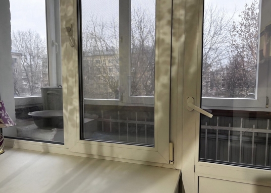 ремонта
- дружные соседи
- просторный двор, много зелени
- наземная парковка

Об инфраструктуре:
- остановка общественного транспорта в 2-х минутах ходьбы
- школы и детские сады в шаговой доступности
- рядом ТЦ «Тандем», Московский рынок, Дк «Химиков» 
- в шаговой доступности метро «Яшлек» и «Северный вокзал»                                                                                                      

Рядом находятся улицы: Волгоградская, Ямашева, Декабристов, Восстания, Короленко, Гагарина.