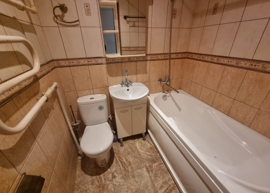 Пластиковые окна, чугунные батареи, фильтры для питьевой воды, кондиционер, гладильная доска, утюг, вся посуда.