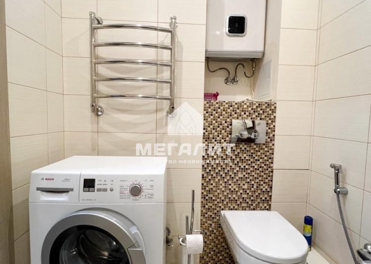 В продаже 2-комнатная квартира 60 кв.м. в кирпичном доме 2013 года постройки.<br />Чистая, светлая, уютная квартира расположена на 2 этаже 17-этажного кирпичного дома в Московском районе по адресу ул. Декабристов, 89В.<br /><br />До центра города 5 минут на машине, до станций метро «Козья слобода» и «Яшьлек» 10 мин пешком.<br /><br /><strong>О квартире:</strong><br />- комнаты 15,9 и 11,6 кв.м.<br />- просторная кухня правильной формы со встроенным гарнитуром и техникой 16 кв.м.<br />- санузел совмещен в кафеле, установлен водонагреватель, стиральная машина<br />- лоджия обшита и застеклена<br />- в квартире хороший ремонт в светлых тонах.<br /><br /><strong>О доме:</strong><br />- дом 2013 года постройки<br />- закрытая территория<br />- наземная парковка<br /><br /><strong>Об инфраструктуре:</strong><br />- остановка общественного транспорта в 2-х минутах ходьбы<br />- рядом гимназия №12, школа №135, три детских сада<br />- в шаговой доступности ТРЦ "Тандем", множество магазинов, ДК Химиков и «Сосновая Роща»<br /><br /><strong>О документах:</strong><br />- один взрослый собственник<br />- более 5 лет в собственности<br />- квартира без долгов и обременений<br />- проходит по ипотеке<br />- свободна от проживания.<br /><br /><br />Рядом находятся улицы: М.