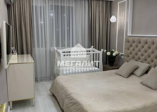 В квартире установлена система кондиционирования, различные сценарии освещения, теплый пол, интернет, кабельное телевидение.