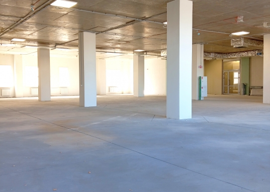 Удачная локация, оживленная улица с большим пешеходным и автомобильным трафиком. Напротив здания остановка общественного транспорта.