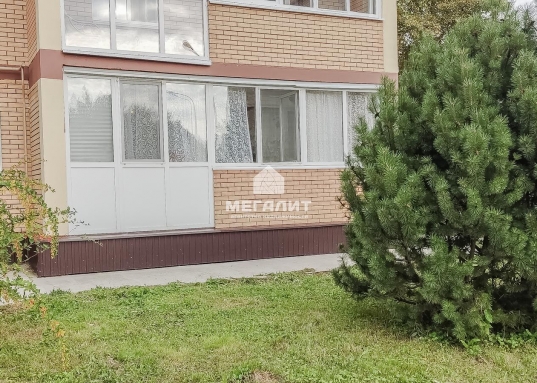 Предлагаем купить 2-х комнатную квартиру в ЖК «Лесной городок» по ул. Брусничная д. 32 (Приволжский район).<br />​​​​​​​<br /><strong><em><span style="text-decoration:underline;">О преимуществах квартиры:</span></em></strong><br />- улучшенная планировка<br />- общая площадь квартиры 65,5 кв.м, без лоджии 57,7 кв.м<br />- раздельные комнаты: 15,2 кв.м и 17,2 кв.м<br />- просторная кухня 10,8 кв.м<br />- большой санузел 5,7 кв.м с водонагревателем<br />- прихожая 8,8 кв.м с вместительным шкафом для одежды<br />- утепленная застекленная лоджия длиной 6 м<br />- остается кухонный гарнитур с встроенной техникой, холодильник, водонагреватель, спальный гарнитур, шкафы для одежды, телевизор<br /><br /><strong><em><span style="text-decoration:underline;">О доме и инфраструктуре:</span></em></strong><br />- кирпичный дом с чистыми подъездами<br />- 2012 год постройки<br />- в жилом комплексе представлены дома только малоэтажной постройки<br />- достаточное количество парковочных мест, как для жителей, так и для гостей<br />- благоустроенные дворы с детскими игровыми и спортивными площадками и зонами отдыха<br />- великолепное озеленение придомовых территорий декоративными кустарниками, хвойными деревьями и многолетними цветами<br />- до центра города 15 минут на авто<br />- остановка автобуса в 3-х минутах ходьбы<br />- продуктовый магазин «Магнит» в 5-ти минутах ходьбы от дома<br /><br /><strong><em><span style="text-decoration:underline;">О документах:</span></em></strong><br />- 1 взрослый собственник<br />- без занижений и обременений<br />- проходит по ипотеке<br />- чистая продажа<br /><br />Рядом расположены улицы: Рауиса Гареева, Оренбургский тракт, Братьев Батталовых, Гарифа Ахунова, Баки Урманче.<br /><br />Звоните, покажем в удобное для Вас время.<br /><br /><strong><em>С уважением, ваш гид в мире недвижимости, Эльмира Шайдуллина.</em></strong><br /><strong><em>АН «МЕГАЛИТ» основано в 2004 году.