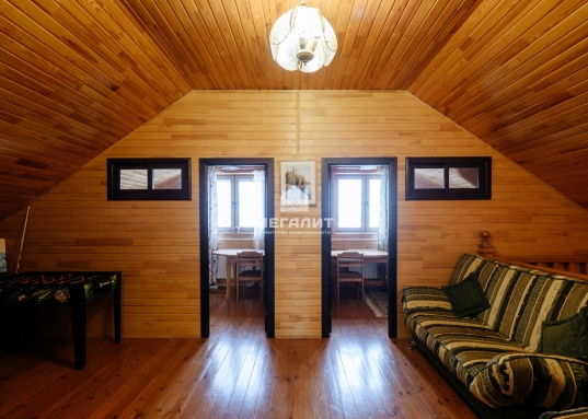 Матюшино прямо на берегу матушки Волги Вы найдете то, о чем мечтали!<br /><br />Дом построен в 2006 году, есть баня, гараж, теплица, летняя кухня с зоной барбекю, выполнено полное благоустройство участка: брусчатка, большое количество декоративных и плодовых деревьев: сосны, ели, кедры, разнообразие можжевельников и туй, яблони, груши, вишни, 6 сортов винограда и многое другое будут радовать Вас каждое лето!<br /><br /><strong><span style="text-decoration:underline;">О доме:</span></strong><br /><br />Год постройки: 2006<br />Площадь 200,6 м2<br />Материал стен: кирпич<br />Фундамент: блочный<br />Количество этажей: 2<br />Количество спален: 5<br />Коммуникации: отопление: индивидуальный газовый котел с насосом, электричество: 380 Вольт, вода: артезианская скважина.<br />Внутренняя отделка: различные сорта древесины - лиственница, сосна, дуб и тд.<br /><br />Дом полностью экологичен, каким и должен быть качественный дом для жизни на природе!<br />Великолепные видовые характеристики в любое время года: летом - бескрайние просторы Волги и щебет птиц, зимой - настоящая Новогодняя сказка!<br /><br /><strong><span style="text-decoration:underline;"> Об участке:</span></strong><br /><br />Площадь участка: 16,27 сот.<br />Участок расположен в 300 метрах от берега Волги.