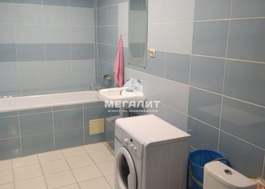 Сдается в новом доме большая, светлая однокомнатная квартира в Приволжском районе по улице Завойского дом 17а.