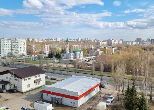 Находится недалеко от авторынка и ТЦ "Парк Хаус".