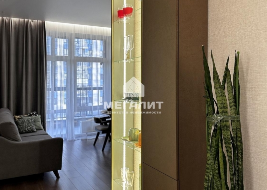 Благодаря <strong>панорамным окнам </strong>в квартире много естественного света.<br />7.