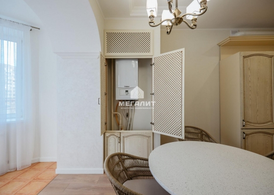 Квартира укомплектована мебелью и техникой (вплоть до робота-пылесоса).