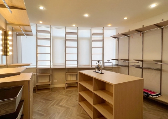 Развитая инфраструктура: в шаговой доступности школа №39, Международная школа, высшие учебные заведения, детский сад, парк Черное озеро и Кремлевская набережная для прогулок и отдыха, и все ,что необходимо для полноценной комфортной жизни в центре города!