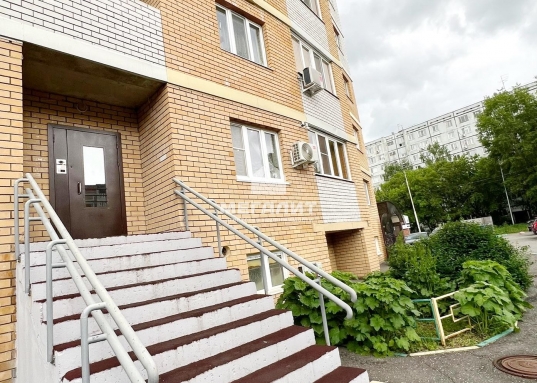 В продаже 2-комнатная квартира 60 кв.м. в кирпичном доме 2013 года постройки.<br />Чистая, светлая, уютная квартира расположена на 2 этаже 17-этажного кирпичного дома в Московском районе по адресу ул. Декабристов, 89В.<br /><br />До центра города 5 минут на машине, до станций метро «Козья слобода» и «Яшьлек» 10 мин пешком.<br /><br /><strong>О квартире:</strong><br />- комнаты 15,9 и 11,6 кв.м.<br />- просторная кухня правильной формы со встроенным гарнитуром и техникой 16 кв.м.<br />- санузел совмещен в кафеле, установлен водонагреватель, стиральная машина<br />- лоджия обшита и застеклена<br />- в квартире хороший ремонт в светлых тонах.<br /><br /><strong>О доме:</strong><br />- дом 2013 года постройки<br />- закрытая территория<br />- наземная парковка<br /><br /><strong>Об инфраструктуре:</strong><br />- остановка общественного транспорта в 2-х минутах ходьбы<br />- рядом гимназия №12, школа №135, три детских сада<br />- в шаговой доступности ТРЦ "Тандем", множество магазинов, ДК Химиков и «Сосновая Роща»<br /><br /><strong>О документах:</strong><br />- один взрослый собственник<br />- более 5 лет в собственности<br />- квартира без долгов и обременений<br />- проходит по ипотеке<br />- свободна от проживания.<br /><br /><br />Рядом находятся улицы: М.