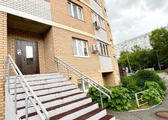 В продаже 2-комнатная квартира 60 кв.м. в кирпичном доме 2013 года постройки.<br />Чистая, светлая, уютная квартира расположена на 2 этаже 17-этажного кирпичного дома в Московском районе по адресу ул. Декабристов, 89В.<br /><br />До центра города 5 минут на машине, до станций метро «Козья слобода» и «Яшьлек» 10 мин пешком.<br /><br /><strong>О квартире:</strong><br />- комнаты 15,9 и 11,6 кв.м.<br />- просторная кухня правильной формы со встроенным гарнитуром и техникой 16 кв.м.<br />- санузел совмещен в кафеле, установлен водонагреватель, стиральная машина<br />- лоджия обшита и застеклена<br />- в квартире хороший ремонт в светлых тонах.<br /><br /><strong>О доме:</strong><br />- дом 2013 года постройки<br />- закрытая территория<br />- наземная парковка<br /><br /><strong>Об инфраструктуре:</strong><br />- остановка общественного транспорта в 2-х минутах ходьбы<br />- рядом гимназия №12, школа №135, три детских сада<br />- в шаговой доступности ТРЦ "Тандем", множество магазинов, ДК Химиков и «Сосновая Роща»<br /><br /><strong>О документах:</strong><br />- один взрослый собственник<br />- более 5 лет в собственности<br />- квартира без долгов и обременений<br />- проходит по ипотеке<br />- свободна от проживания.<br /><br /><br />Рядом находятся улицы: М.