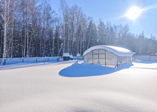 Имеются откатные ворота и калитка.<br /><br />Территория участка богата постройками:<br /><br /><strong><em>- К<em>руглогодичный жилой дом, 42 кв.м.</em></em></strong><br />Дом каркасный, теплый, просторный. <br />Фундамент - винтовые сваи .<ul style="margin-left:40px;"><li>отопление электрическое</li><li>теплый пол по всему дому </li><li>канализация (2 переливных ямы)</li><li>скважина 80м</li><li>интернет, телевидение</li><li>кондиционер</li><li>терраса </li></ul><em><strong>- Погреб </strong></em><ul><li>площадь 6 кв.м.</li><li>глубина 2м.</li></ul><strong><em>- Баня <br />- Дровяник<br />- Хоз.